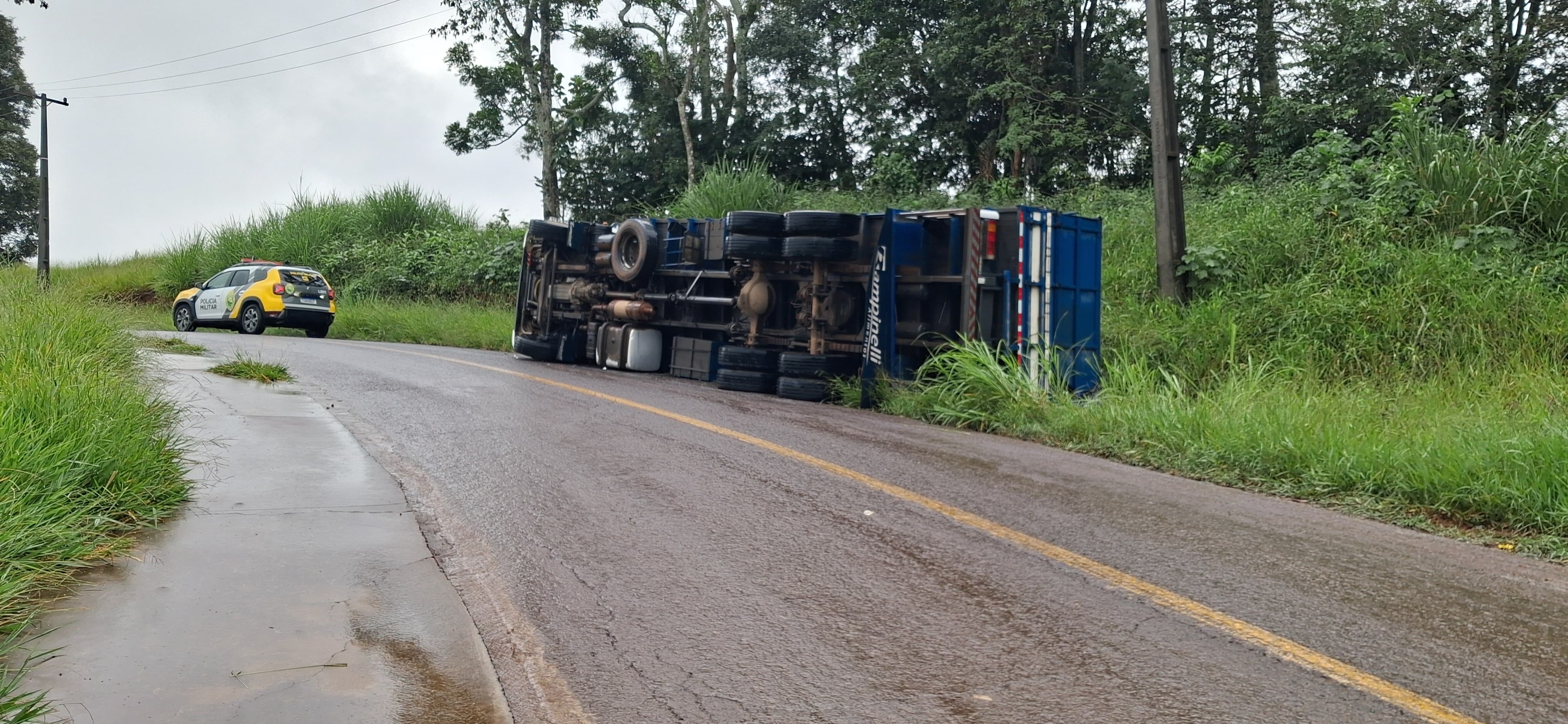 Motorista erra caminho por causa do GPS e capota caminhão próximo ao Lago Schmidt