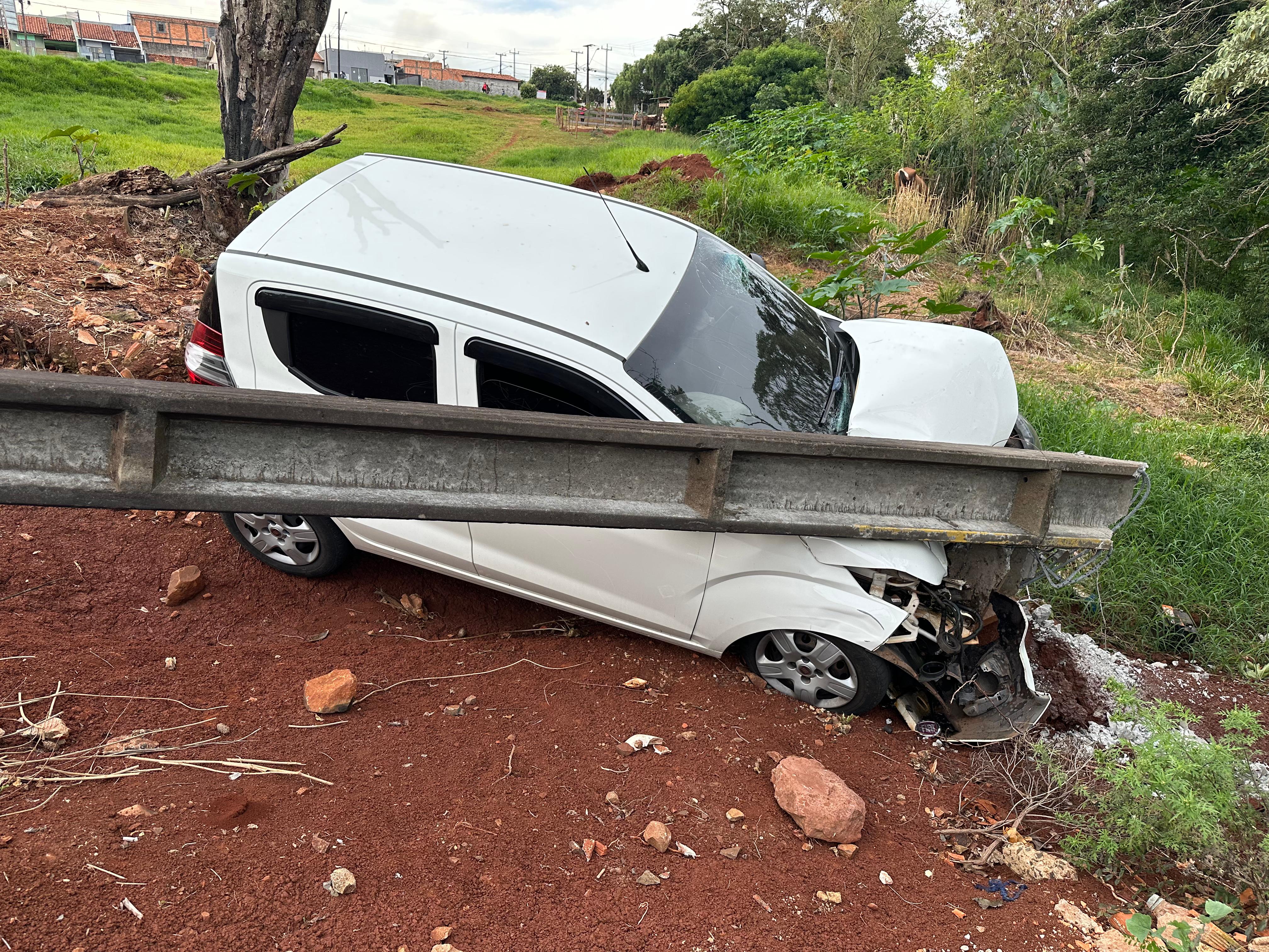 Motorista perde controle de carro, desce ribanceira e derruba poste em Apucarana