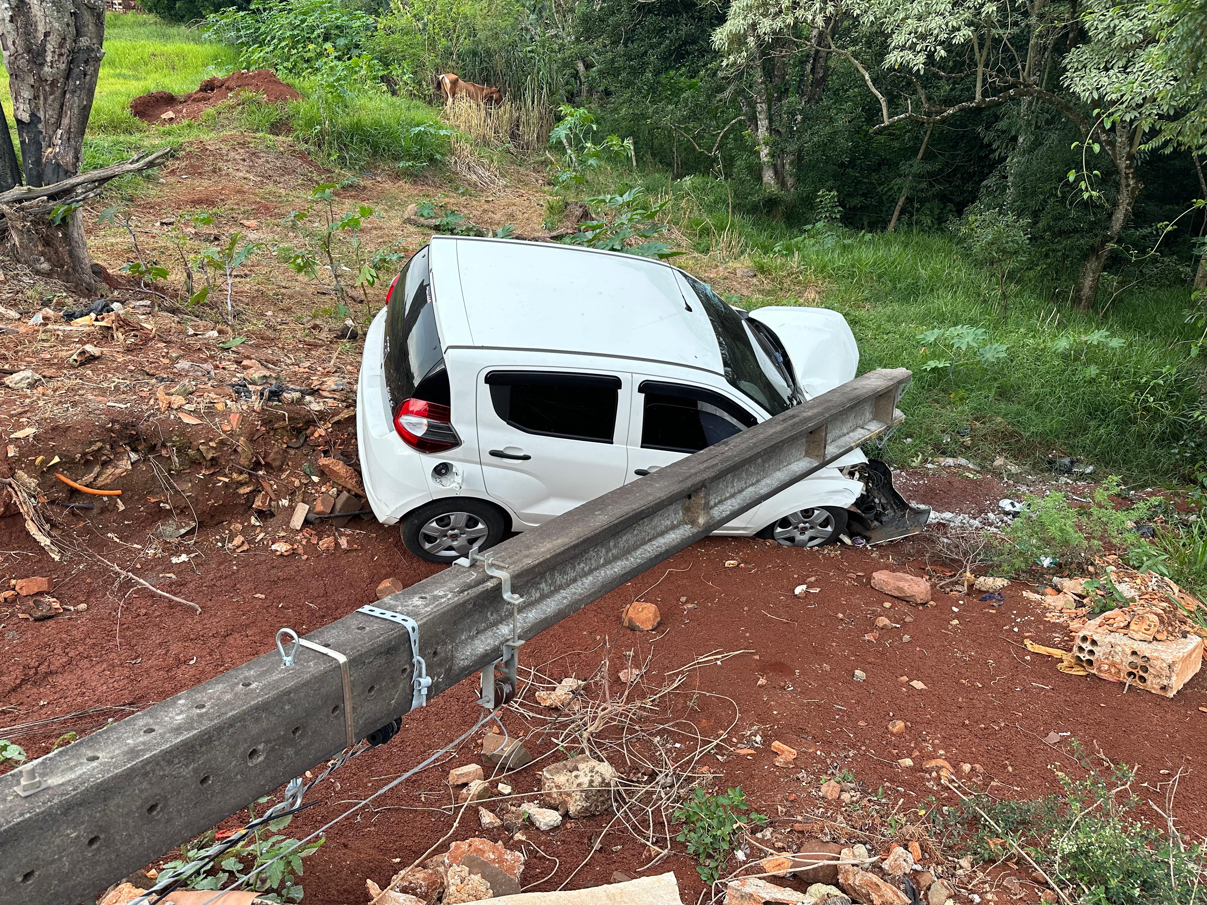 Motorista perde controle de carro, desce ribanceira e derruba poste em Apucarana