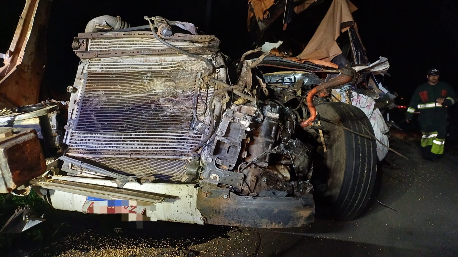 O caminhão desgovernado colidiu com a traseira de dois semirreboques