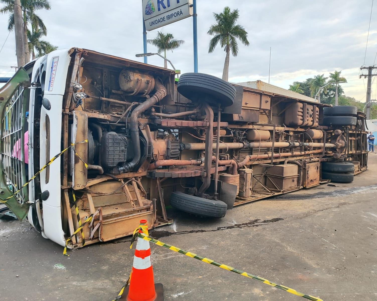 Ônibus foi atingido na traseira, rodou na pista e depois tombou