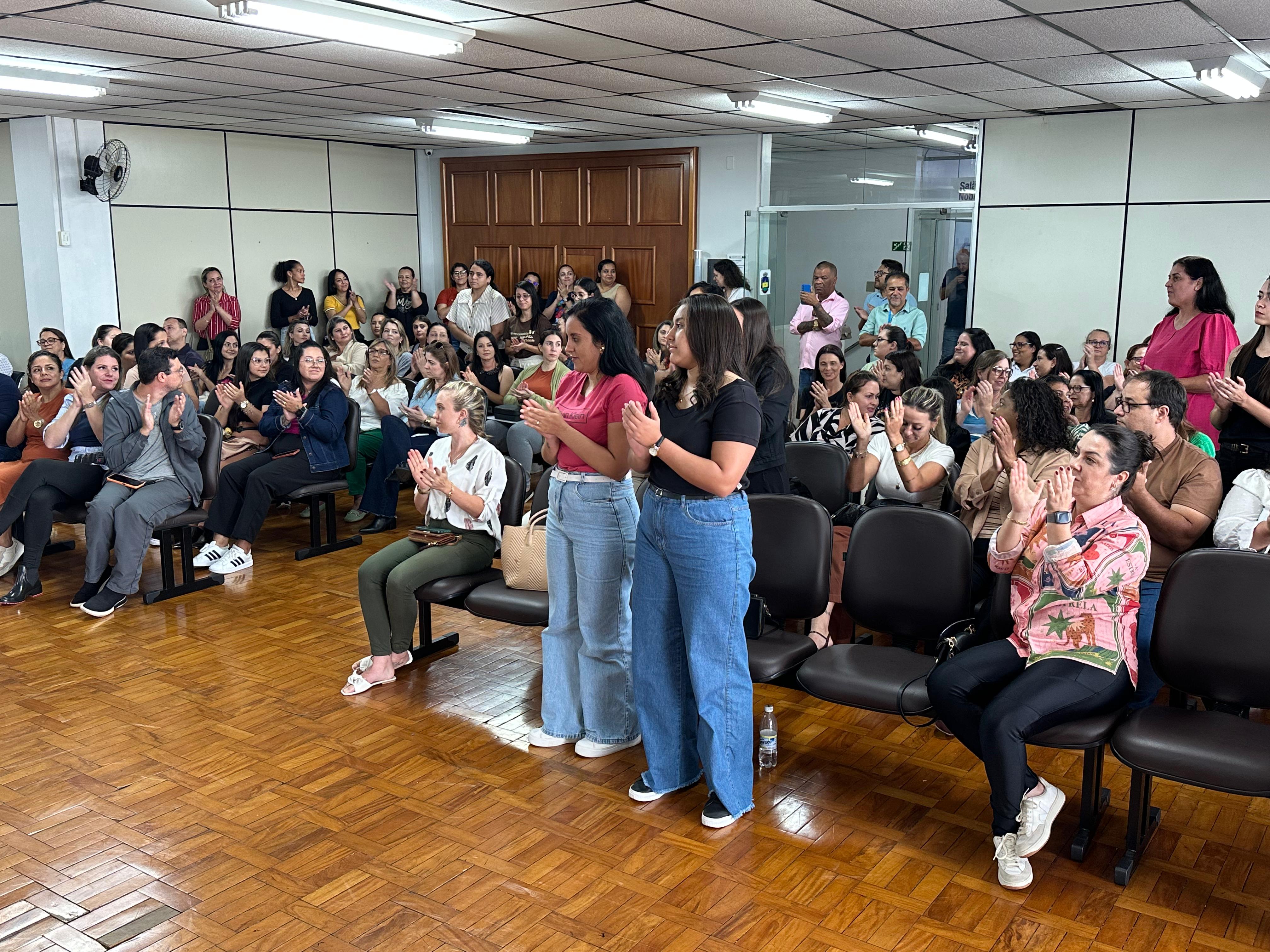 Professores aprovados em concursos são empossados em Apucarana