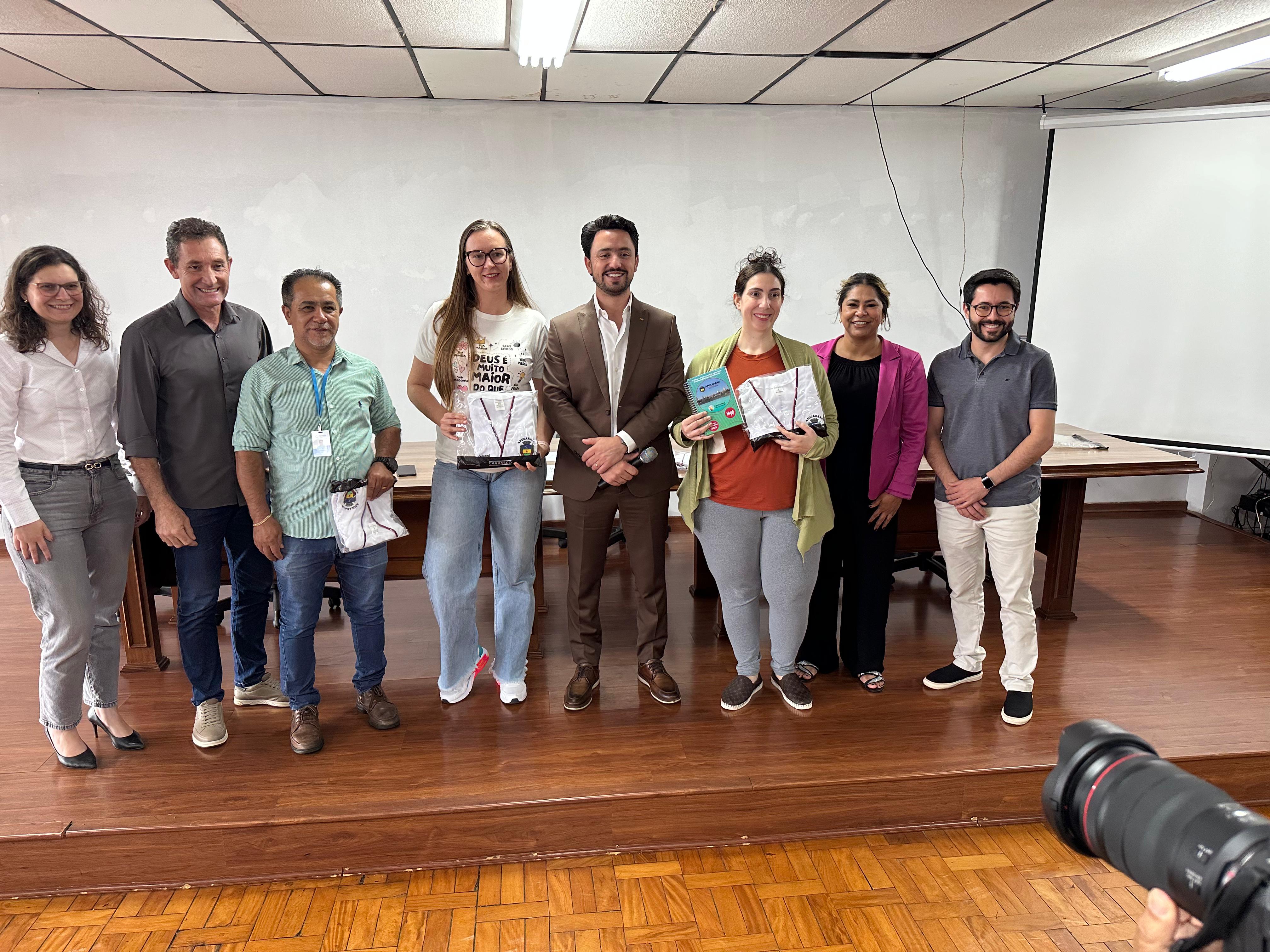 Professores aprovados em concursos são empossados em Apucarana