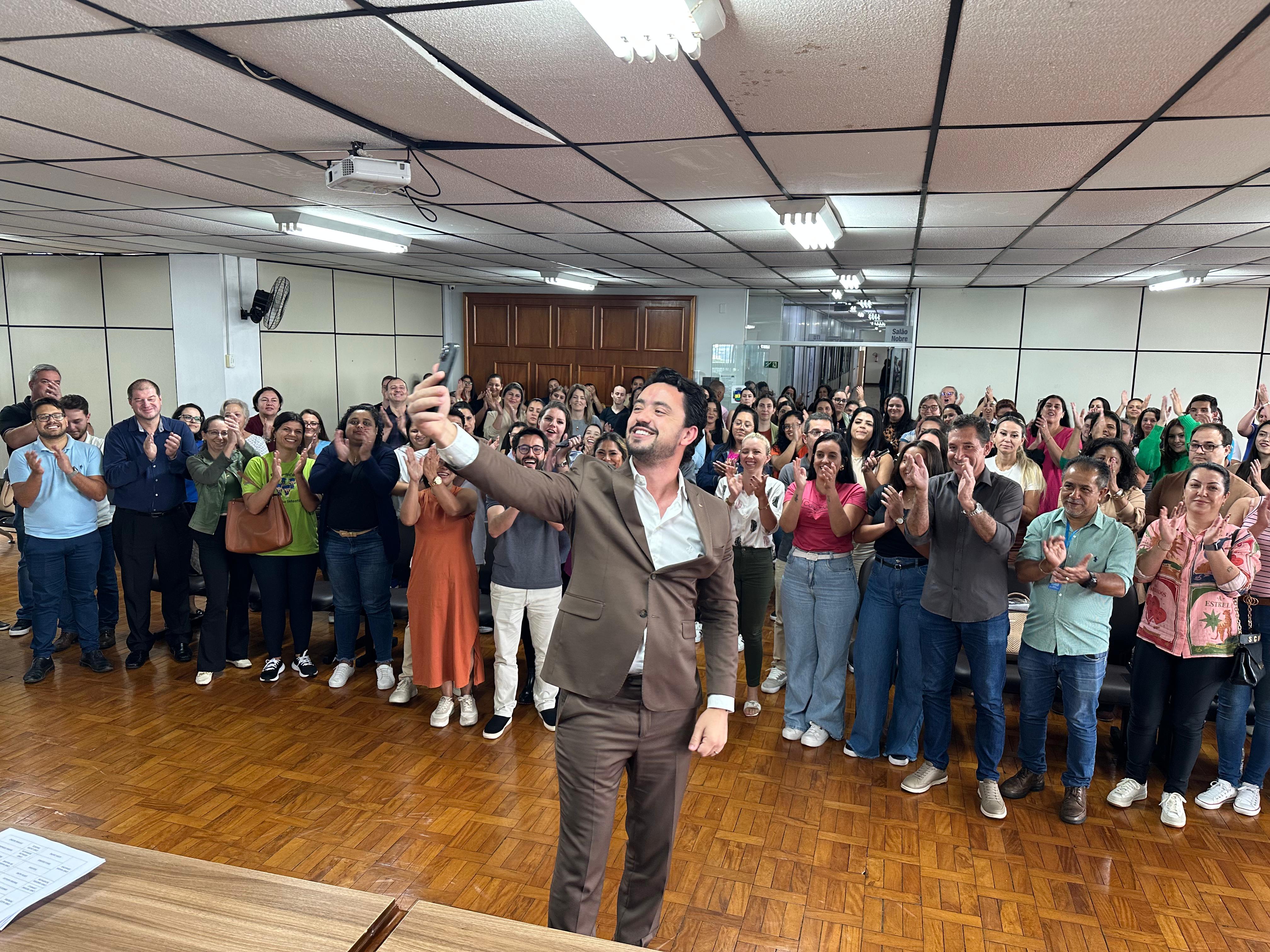 Professores aprovados em concursos são empossados em Apucarana