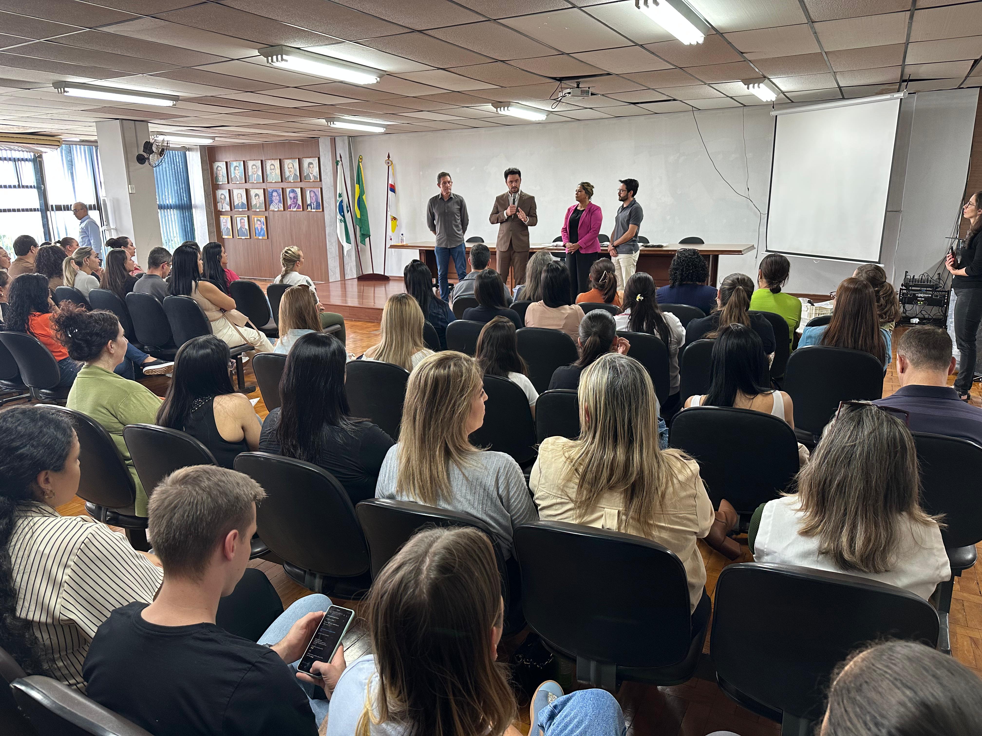 Professores aprovados em concursos são empossados em Apucarana