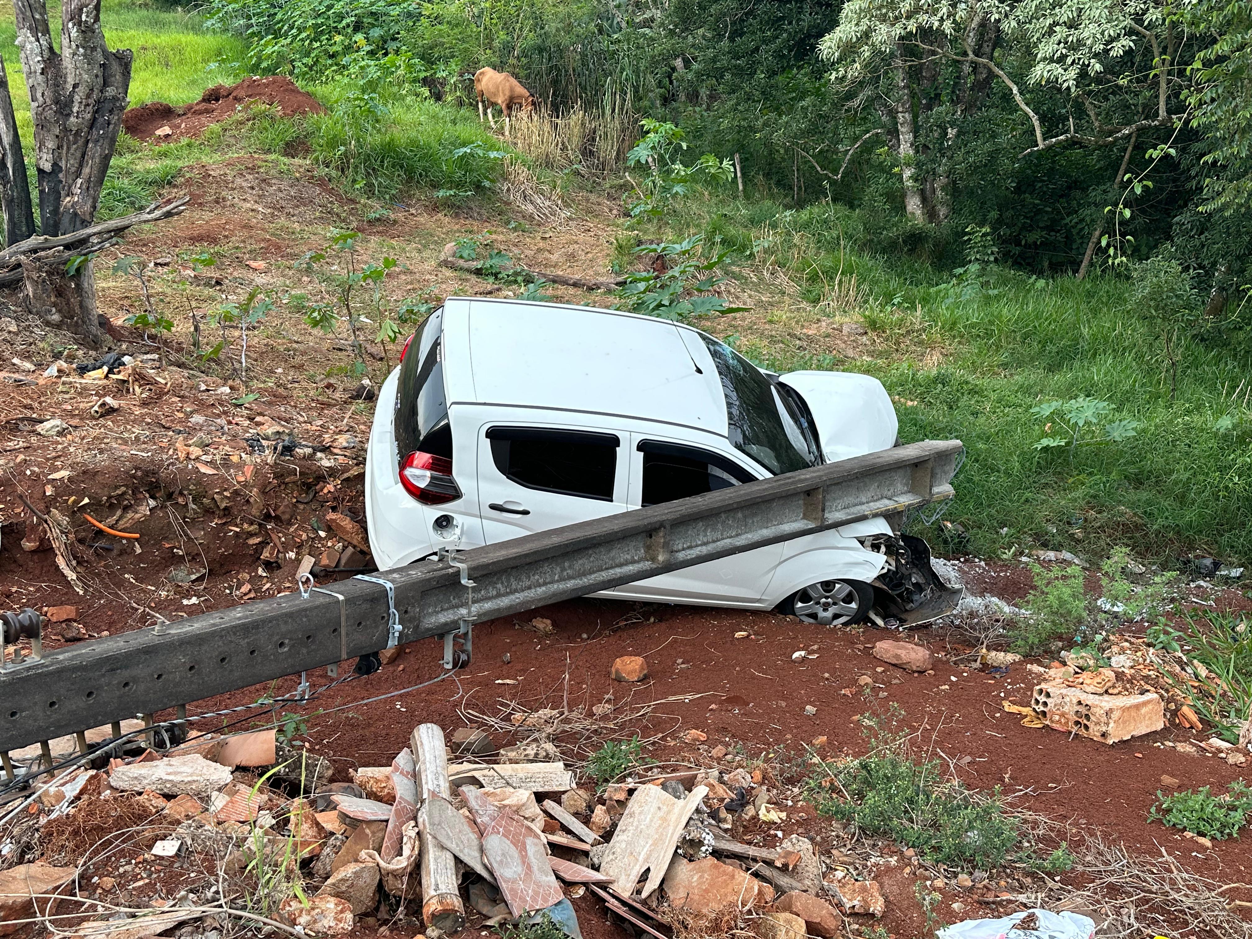 Veículo derrubou poste da Copel