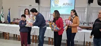 Apae de Apucarana recebe kits de uniforme escolar pela primeira vez