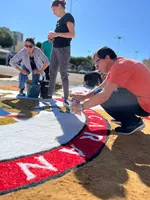 Fiéis celebram Corpus Christi com confecção de tapetes: veja fotos