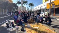 Parte dos voluntários que confeccionaram os tapetes