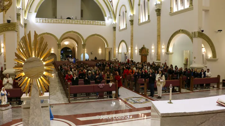 Alessandra Santtos faz pregação com as Mães Intercessoras em Apucarana