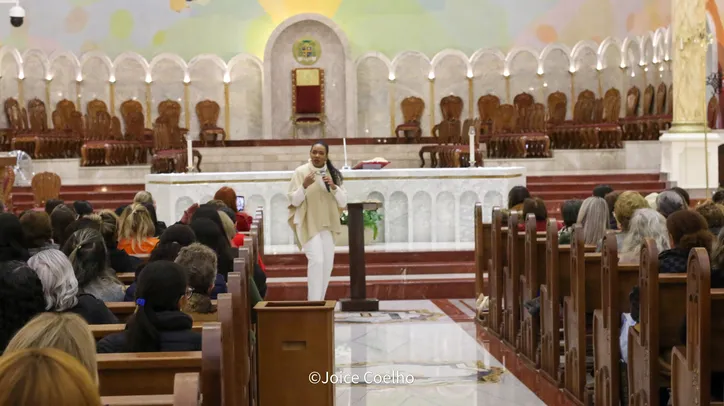 Alessandra Santtos faz pregação com as Mães Intercessoras em Apucarana