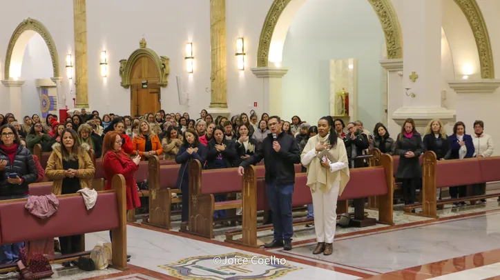 Alessandra Santtos faz pregação com as Mães Intercessoras em Apucarana