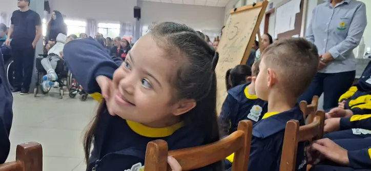 Apae de Apucarana recebe kits de uniforme escolar pela primeira vez