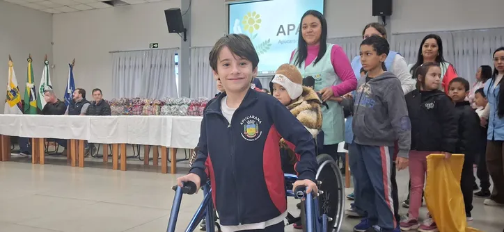 Apae de Apucarana recebe kits de uniforme escolar pela primeira vez