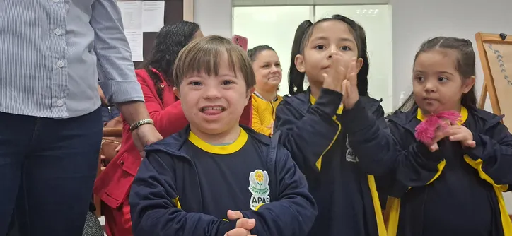 Apae de Apucarana recebe kits de uniforme escolar pela primeira vez