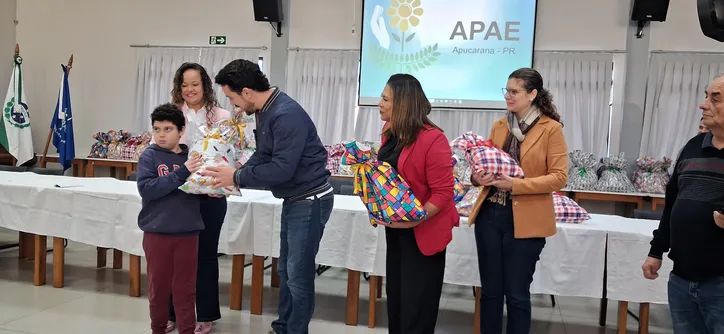 Apae de Apucarana recebe kits de uniforme escolar pela primeira vez