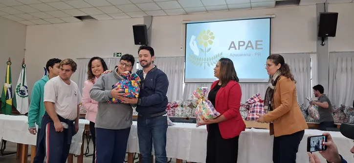 Apae de Apucarana recebe kits de uniforme escolar pela primeira vez