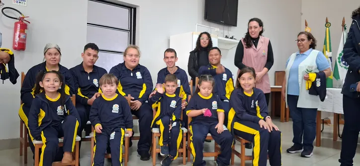 Apae de Apucarana recebe kits de uniforme escolar pela primeira vez