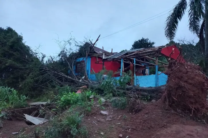 Após destruição de tornado, cidade de SC decreta emergência