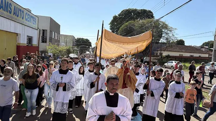 Católicos se reúnem para celebrar o Corpus Christi em Ivaiporã