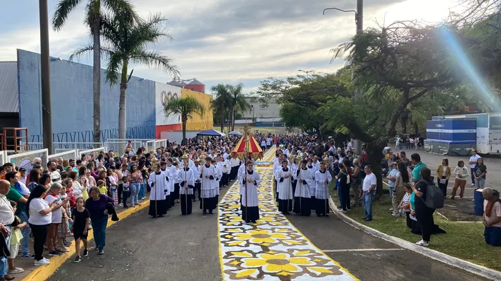 Celebração de Corpus Christi em Apucarana reúne multidão