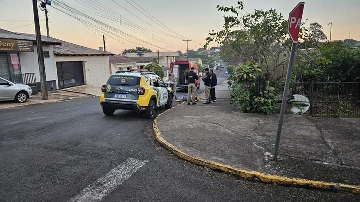 Ciclista colide contra Hilux e fica ferido em bairro de Apucarana