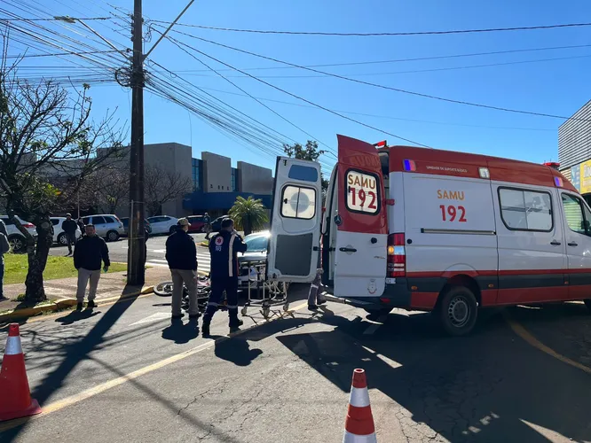 Duas pessoas ficam feridas após acidente entre motos em Apucarana