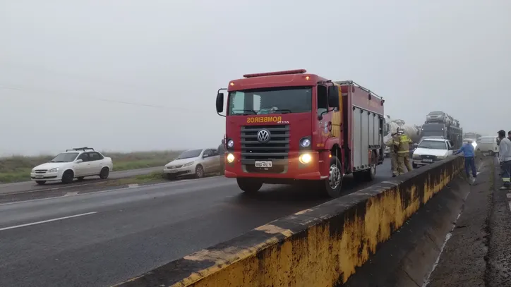 Engavetamento entre três carros e uma moto deixa um ferido em Jandaia