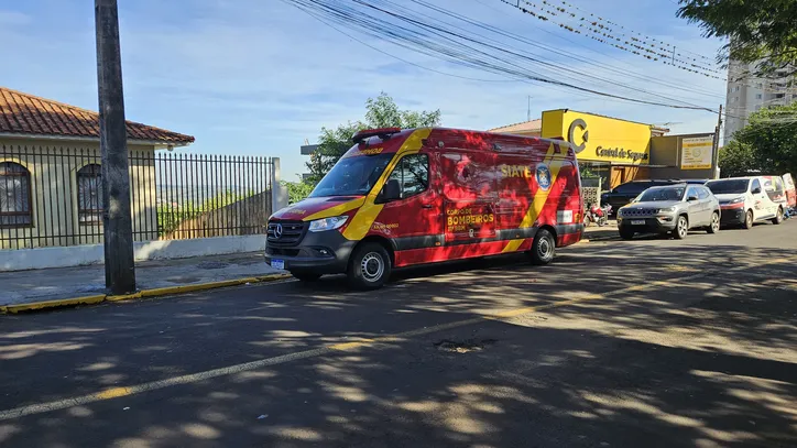 Homem perde controle de moto, cai e fratura braço em Apucarana