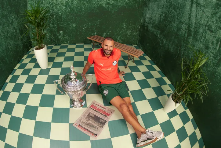 O uniforme de goleiro apresenta tons de vermelho, vinho e dourado