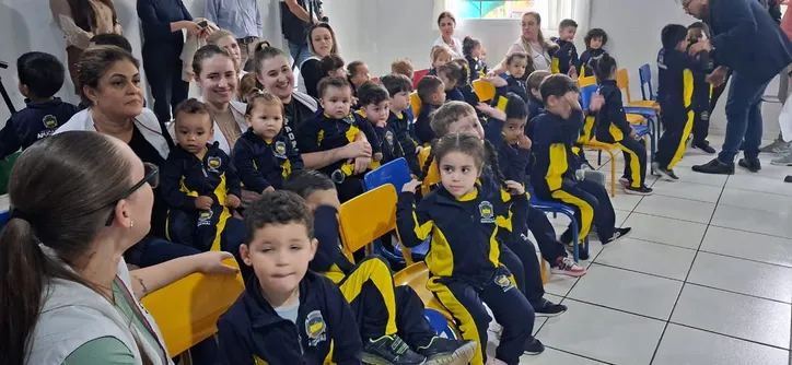 Rodolfo entrega mais um lote do uniforme para alunos em Apucarana
