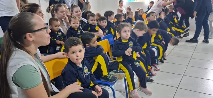Rodolfo entrega mais um lote do uniforme para alunos em Apucarana