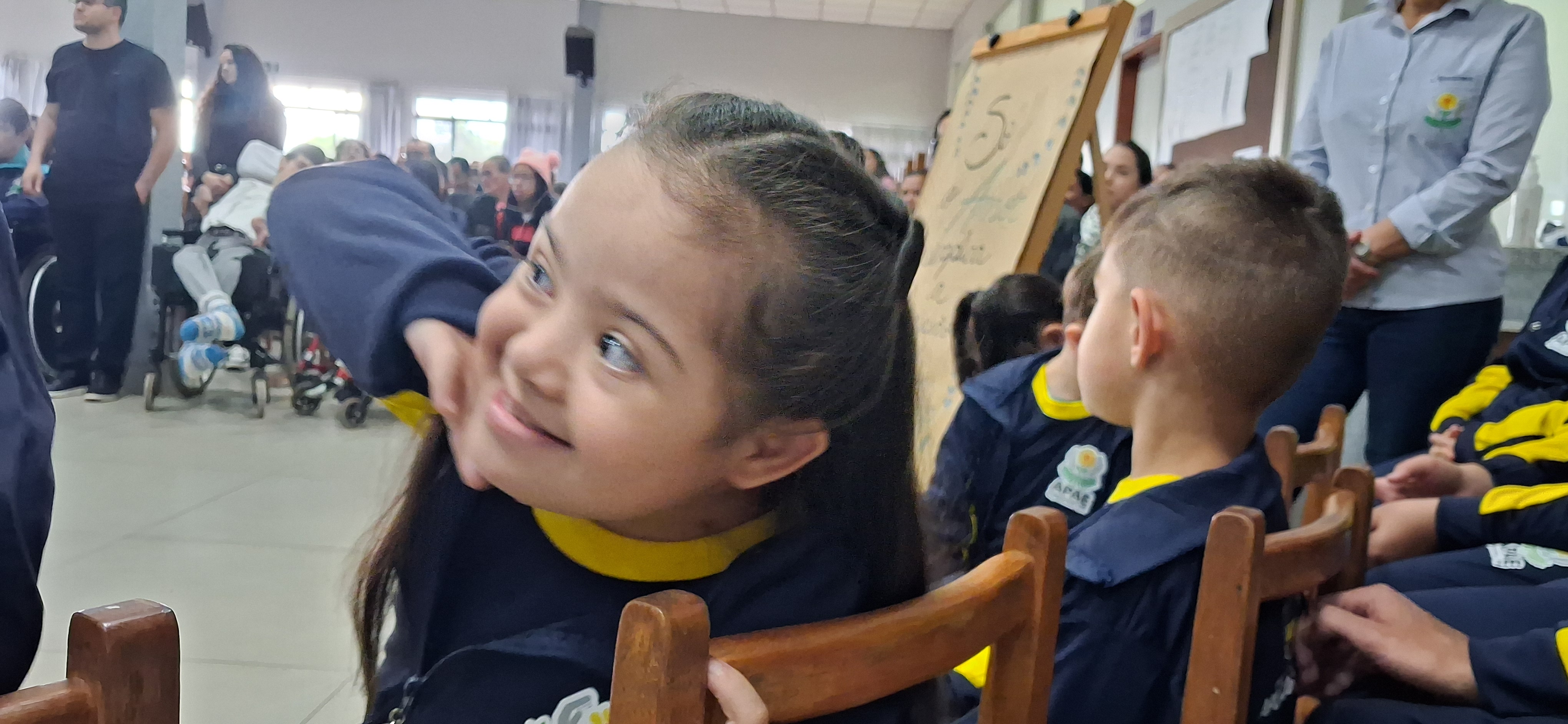 Apae de Apucarana recebe kits de uniforme escolar pela primeira vez
