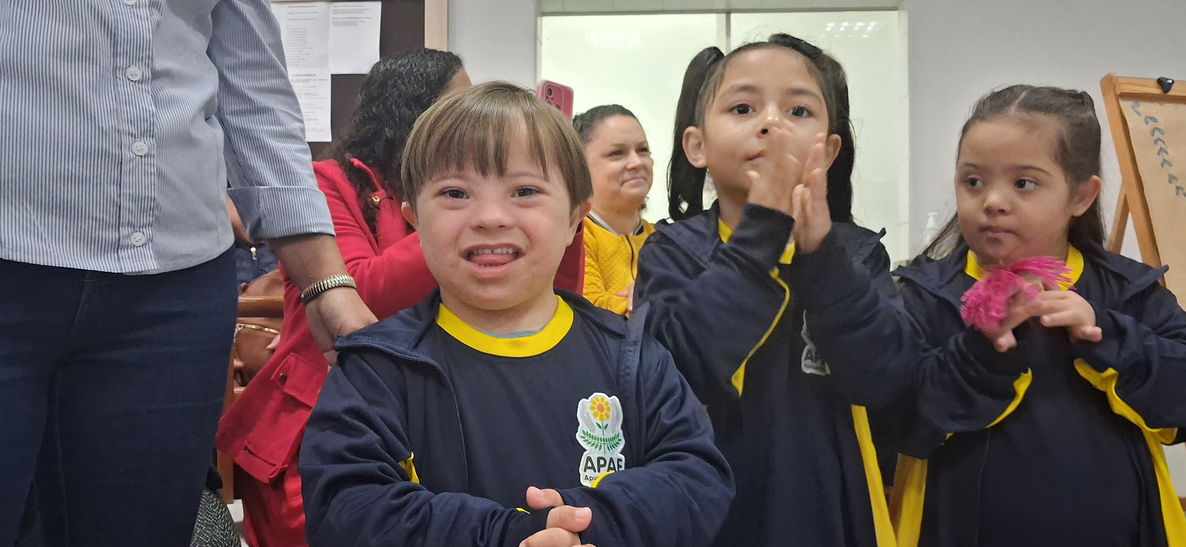 Apae de Apucarana recebe kits de uniforme escolar pela primeira vez