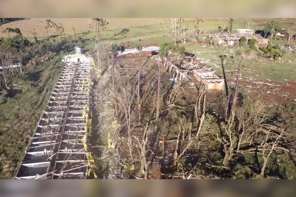 Após destruição de tornado, cidade de SC decreta emergência