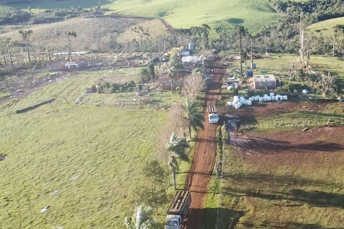 Após destruição de tornado, cidade de SC decreta emergência