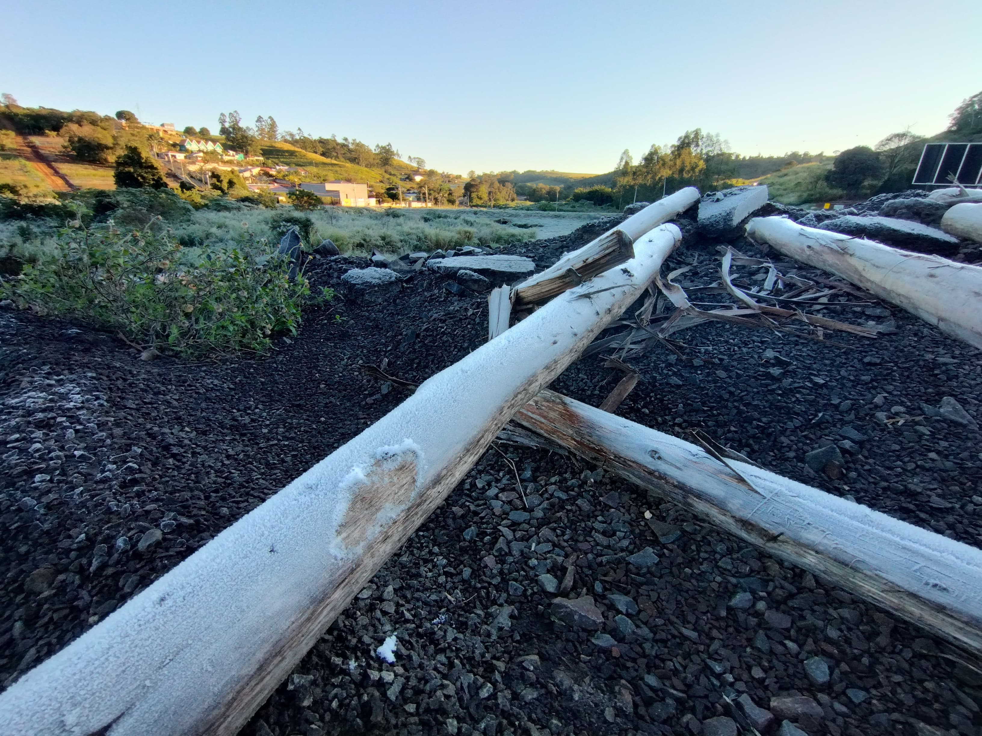 Apucarana amanhece com geada e sensação térmica de 0 ºC; veja fotos