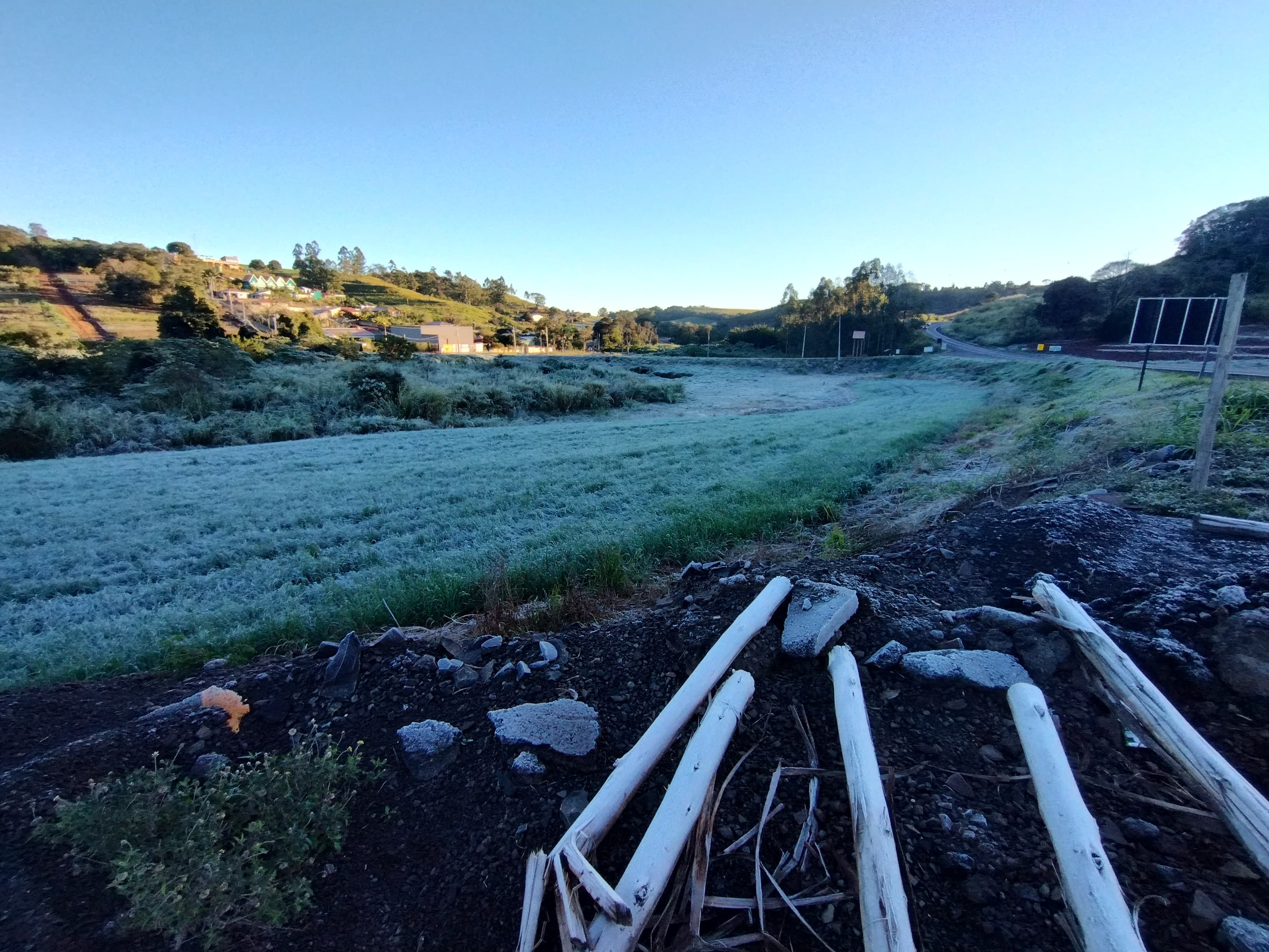 Apucarana amanhece com geada e sensação térmica de 0 ºC; veja fotos