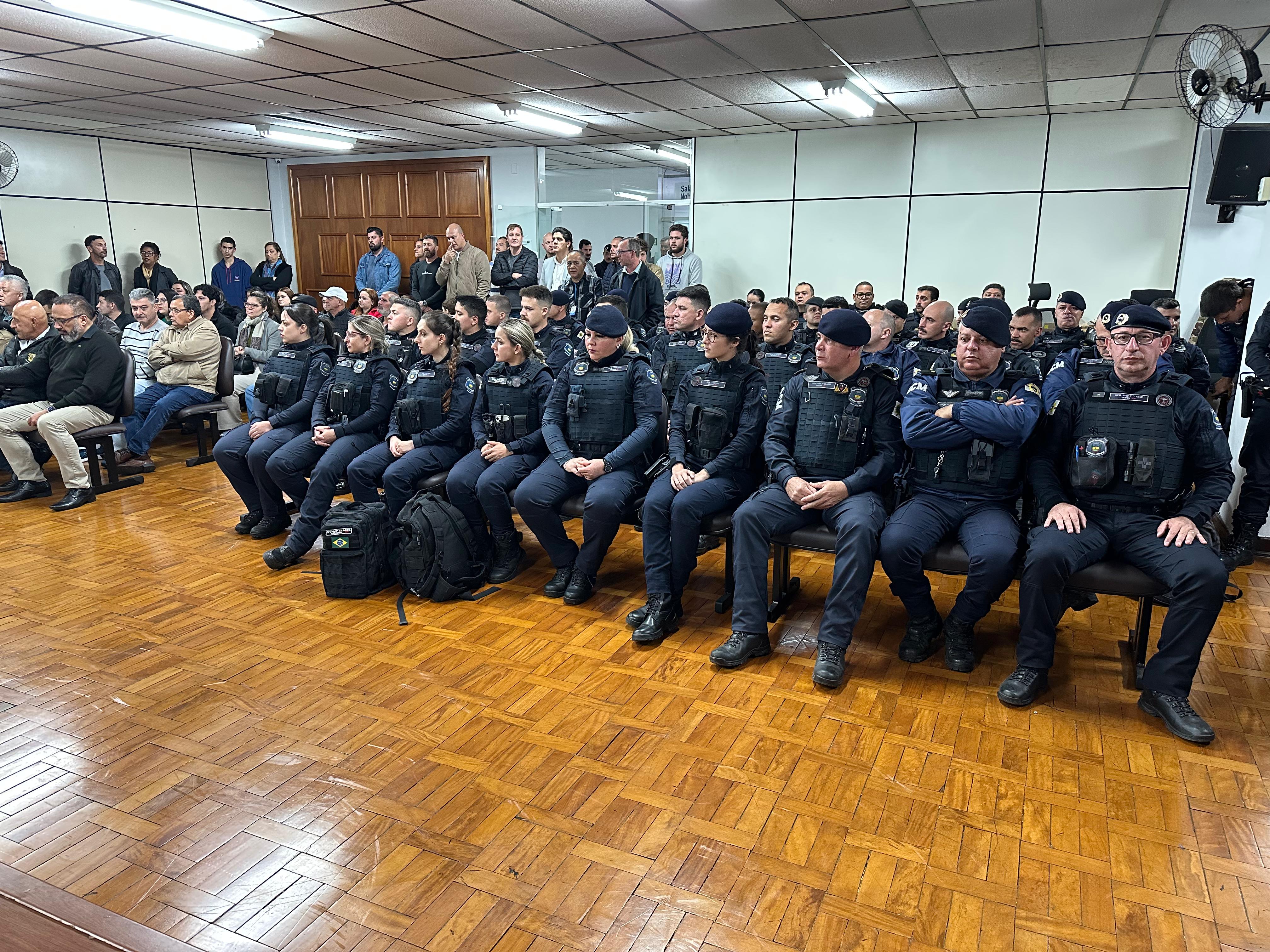Armamento foi entregue durante solenidade no Salão Nobre da prefeitura