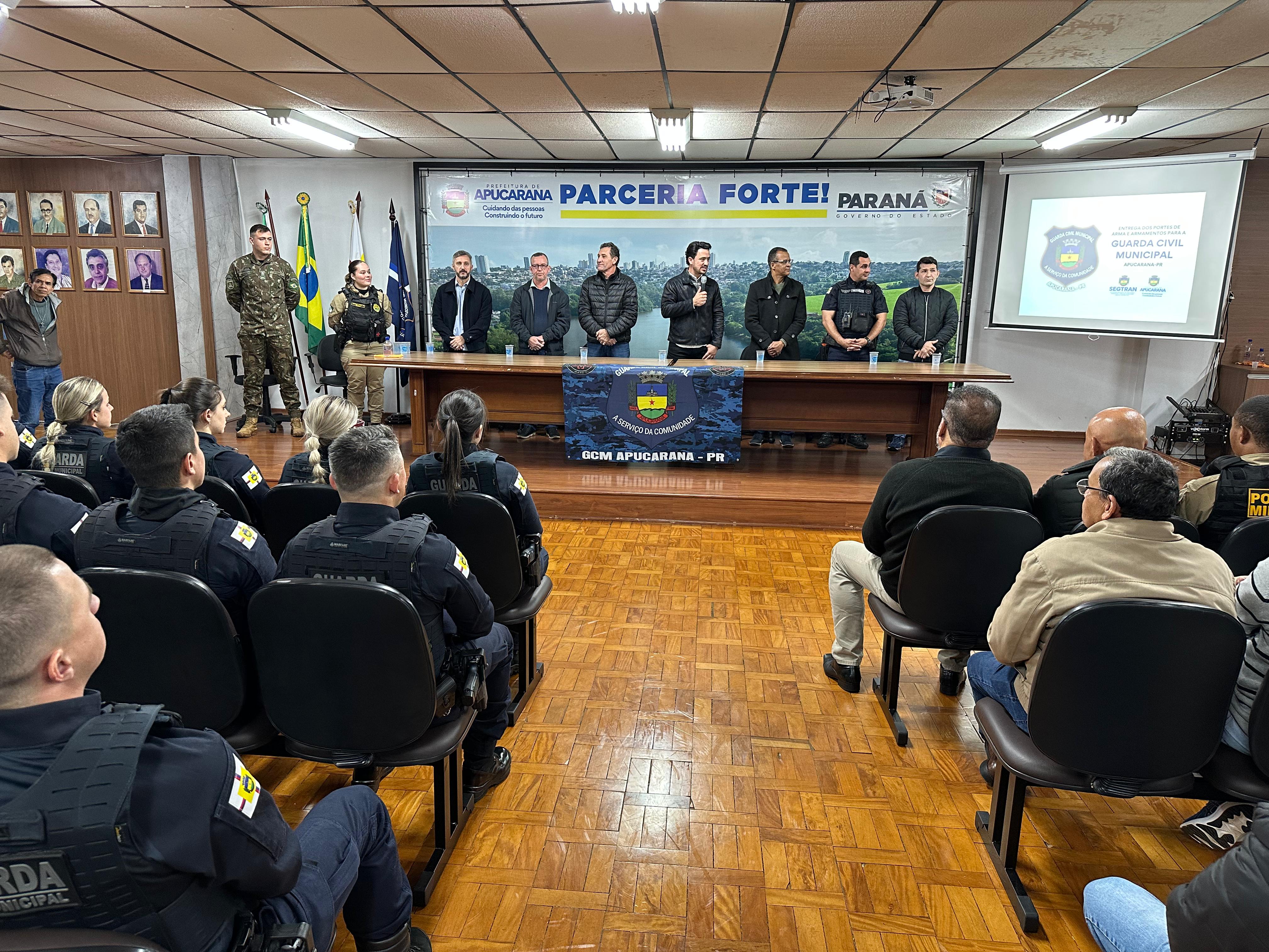 Armamento foi entregue durante solenidade no Salão Nobre da prefeitura