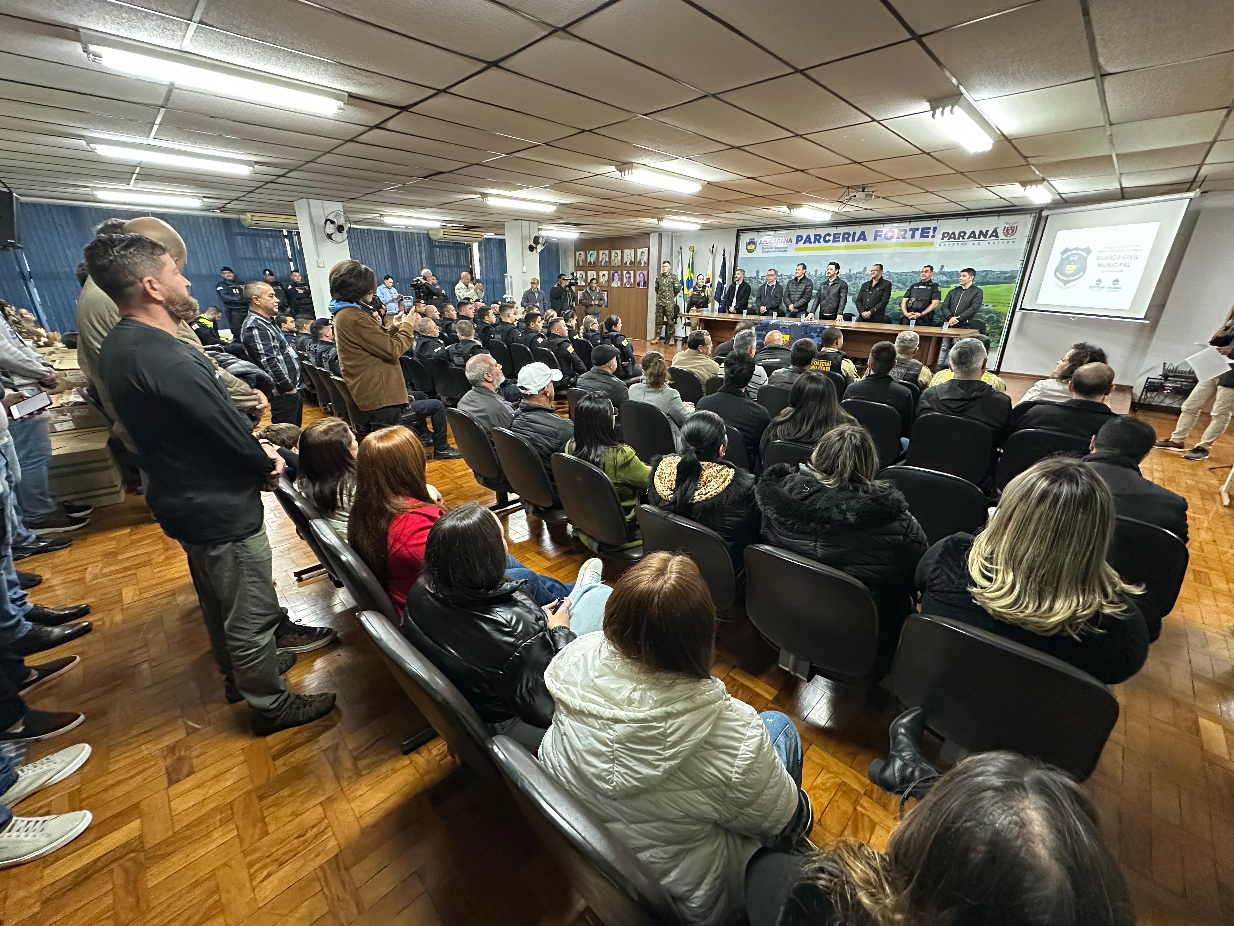 Armamento foi entregue durante solenidade no Salão Nobre da prefeitura