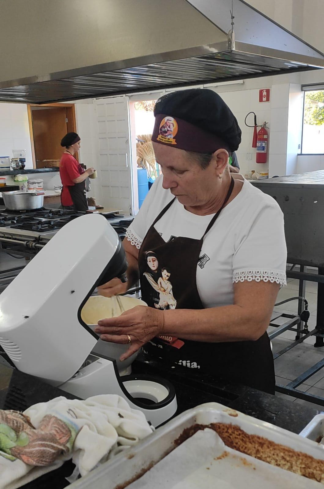 Bolo de Santo Antônio inova no recheio com medalhas de ouro e vouchers