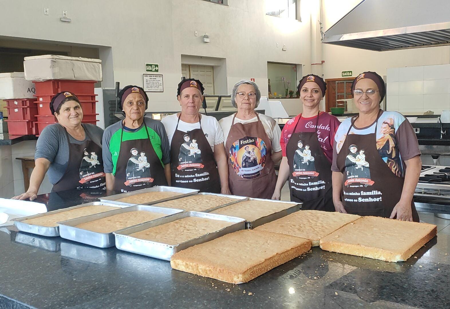 Bolo de Santo Antônio inova no recheio com medalhas de ouro e vouchers