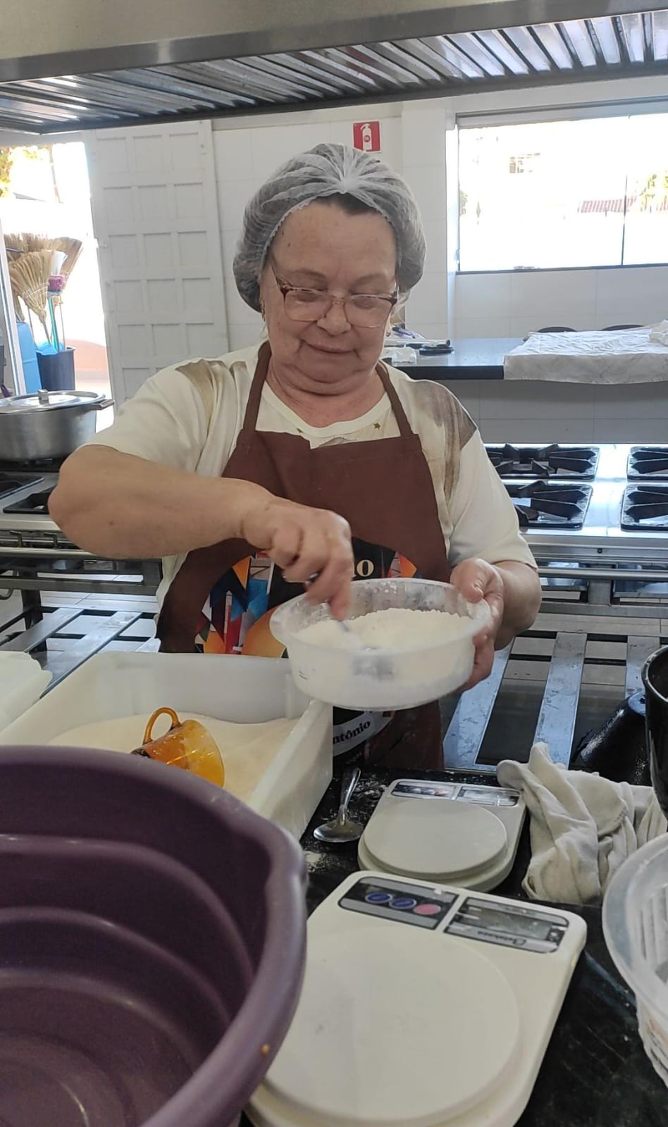 Bolo de Santo Antônio inova no recheio com medalhas de ouro e vouchers