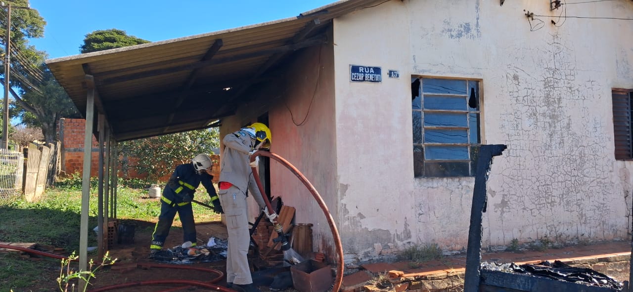 Bombeiros combatem incêndio
