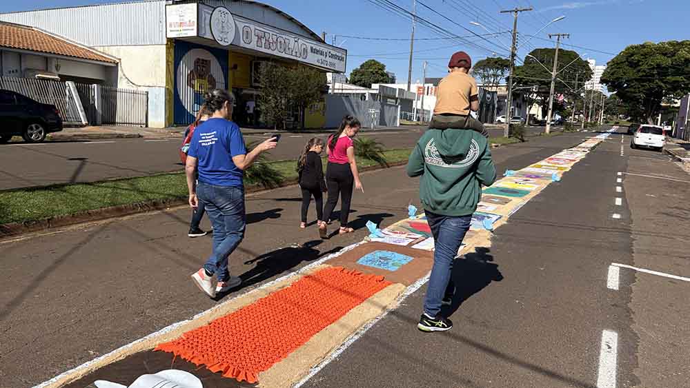 Católicos se reúnem para celebrar o Corpus Christi em Ivaiporã
