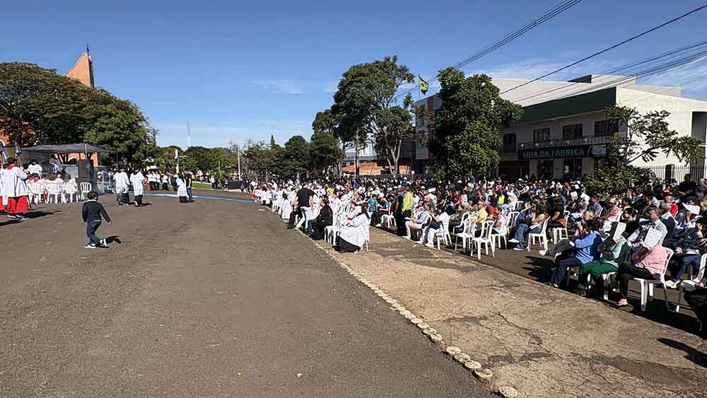 Católicos se reúnem para celebrar o Corpus Christi em Ivaiporã