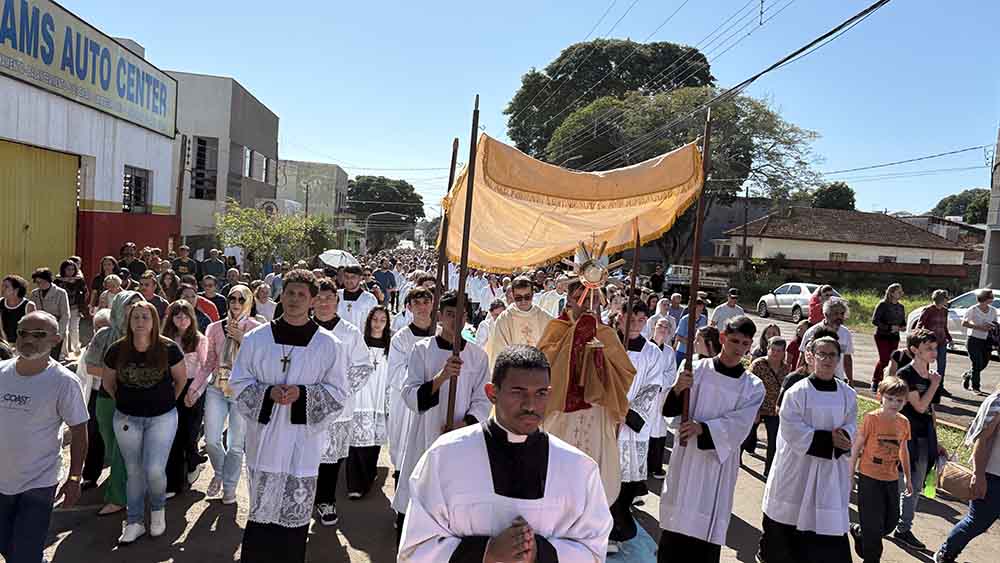 Católicos se reúnem para celebrar o Corpus Christi em Ivaiporã