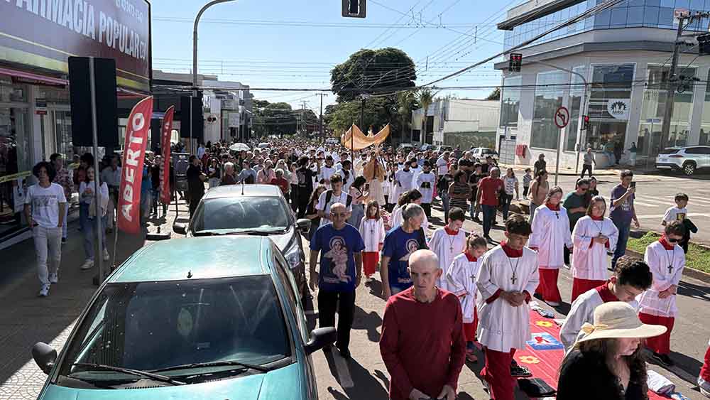 Católicos se reúnem para celebrar o Corpus Christi em Ivaiporã