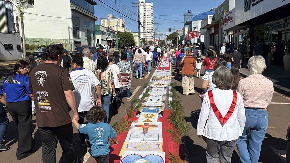 Católicos se reúnem para celebrar o Corpus Christi em Ivaiporã